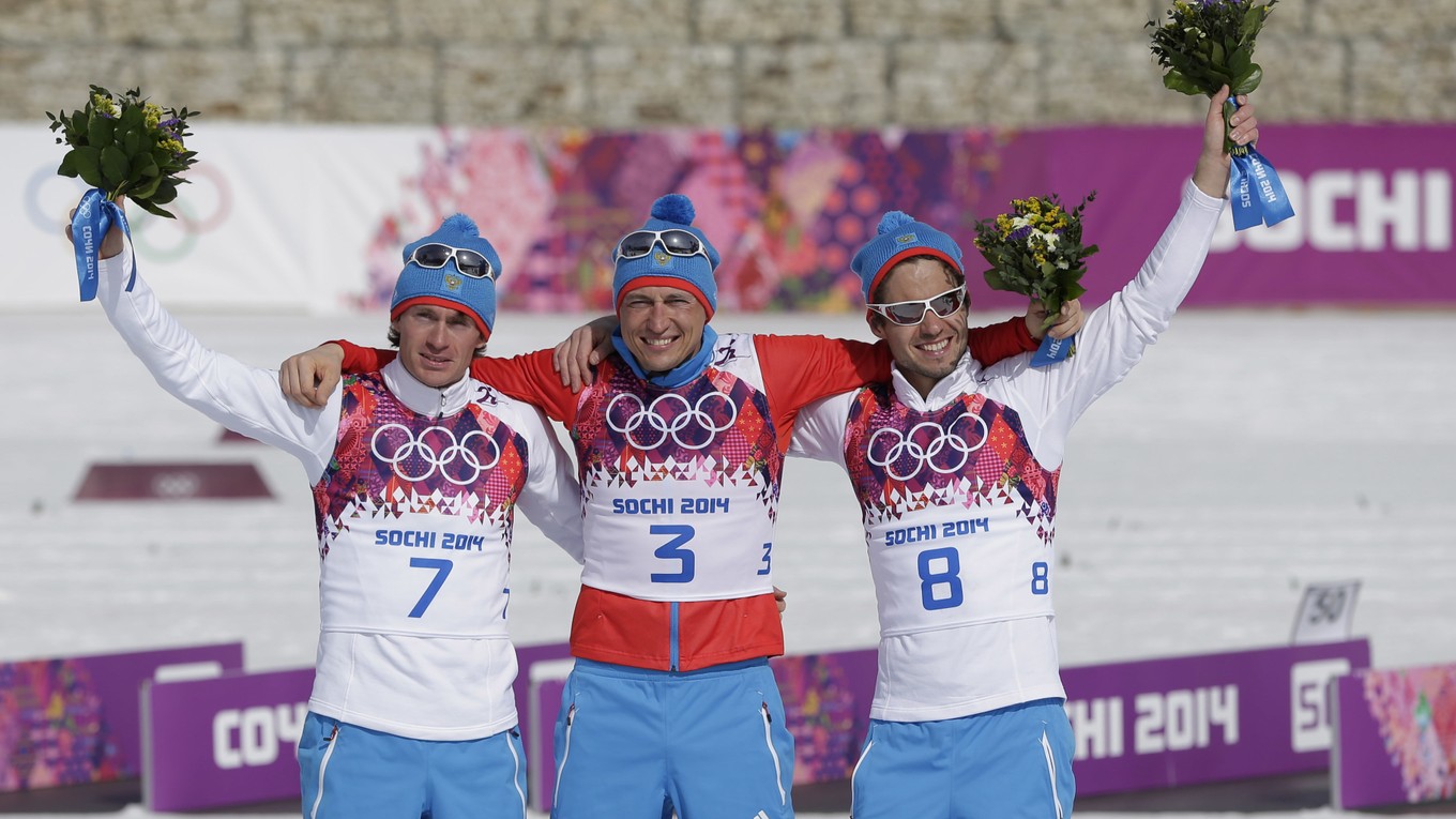 Olympijský víťaz zo Soči 2014 v behu na 50 km Alexander Legkov (v strede) ani strieborný Maxim Vylegžanin (vľavo) nemôžu štartovať na Tour de Ski.