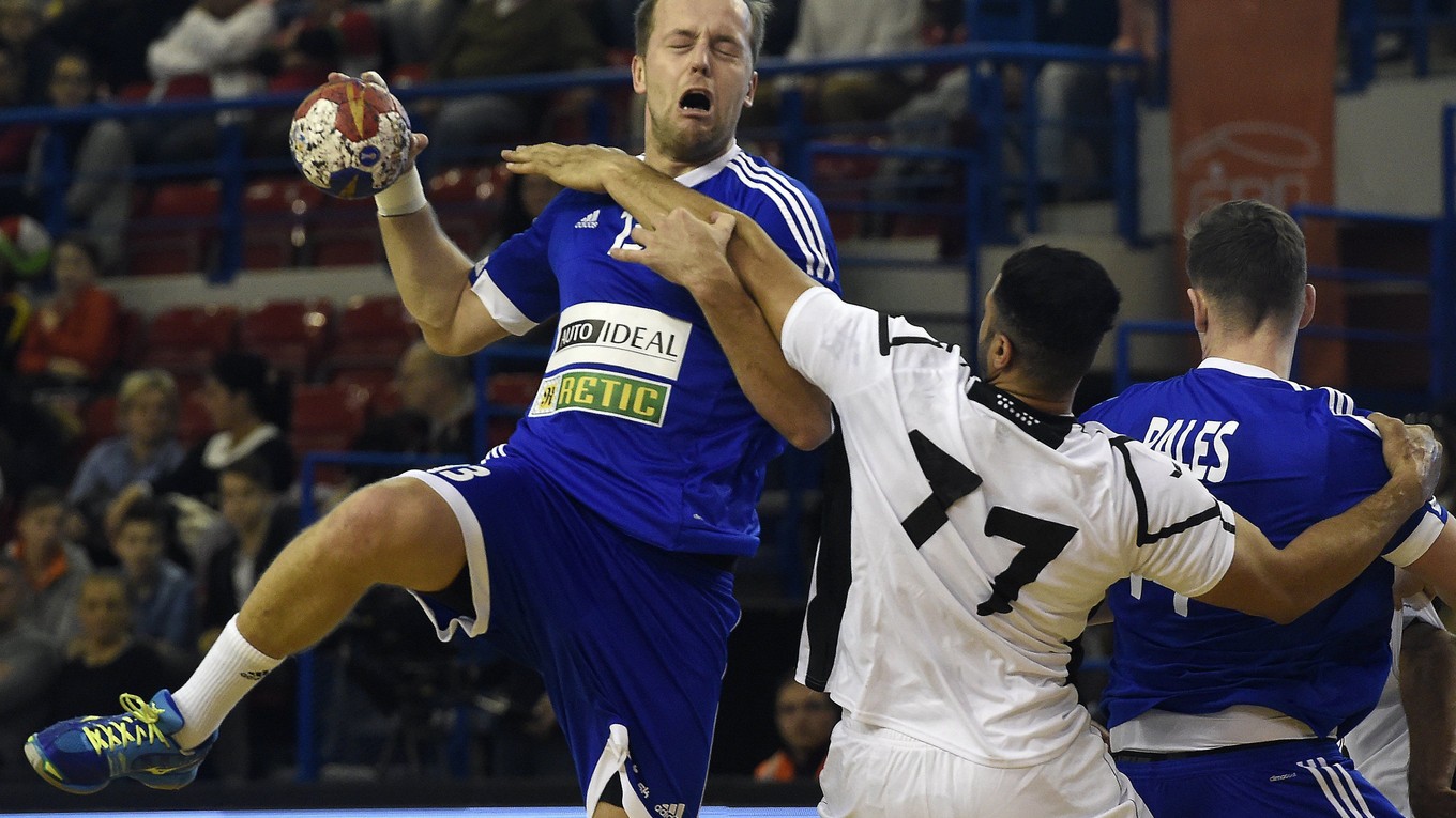 Slovák Jozef Hanták (vľavo) sa pokúša vystreliť cez brániaceho Jasima Abbasa z Bahrajnu (v strede). 