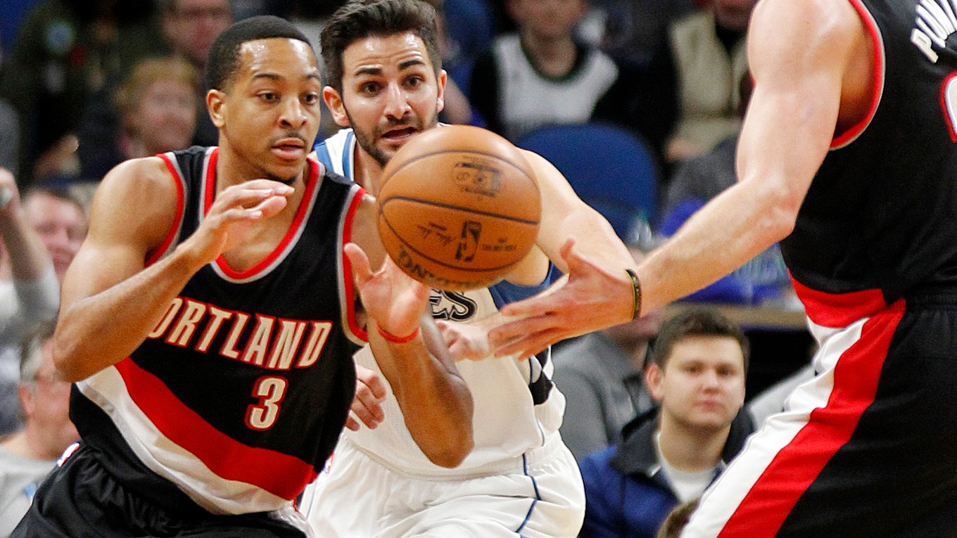CJ McCollum (vľavo) z Portlandu zaznamenal v noci 43 bodov.