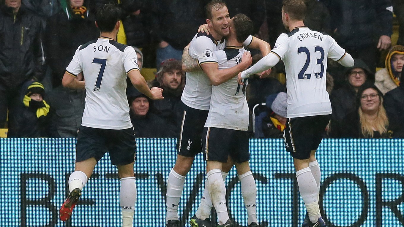 Harry Kane (druhý zľava) prispel k víťazstvu Tottenhamu dvoma gólmi.