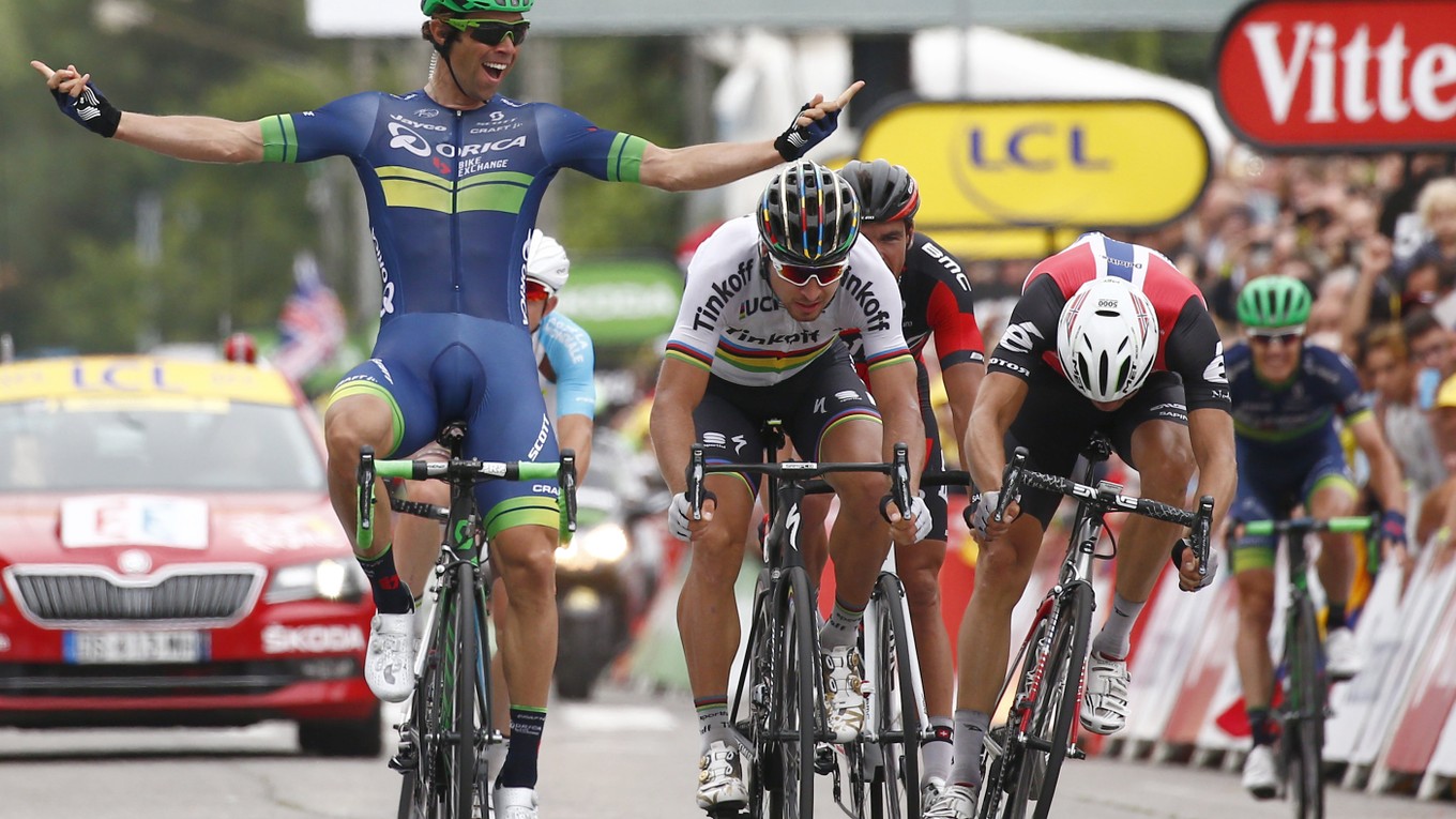 V desiatej etape na Tour de France 2016 Michael Matthews (vľavo) vo finiši Petra Sagana porazil.