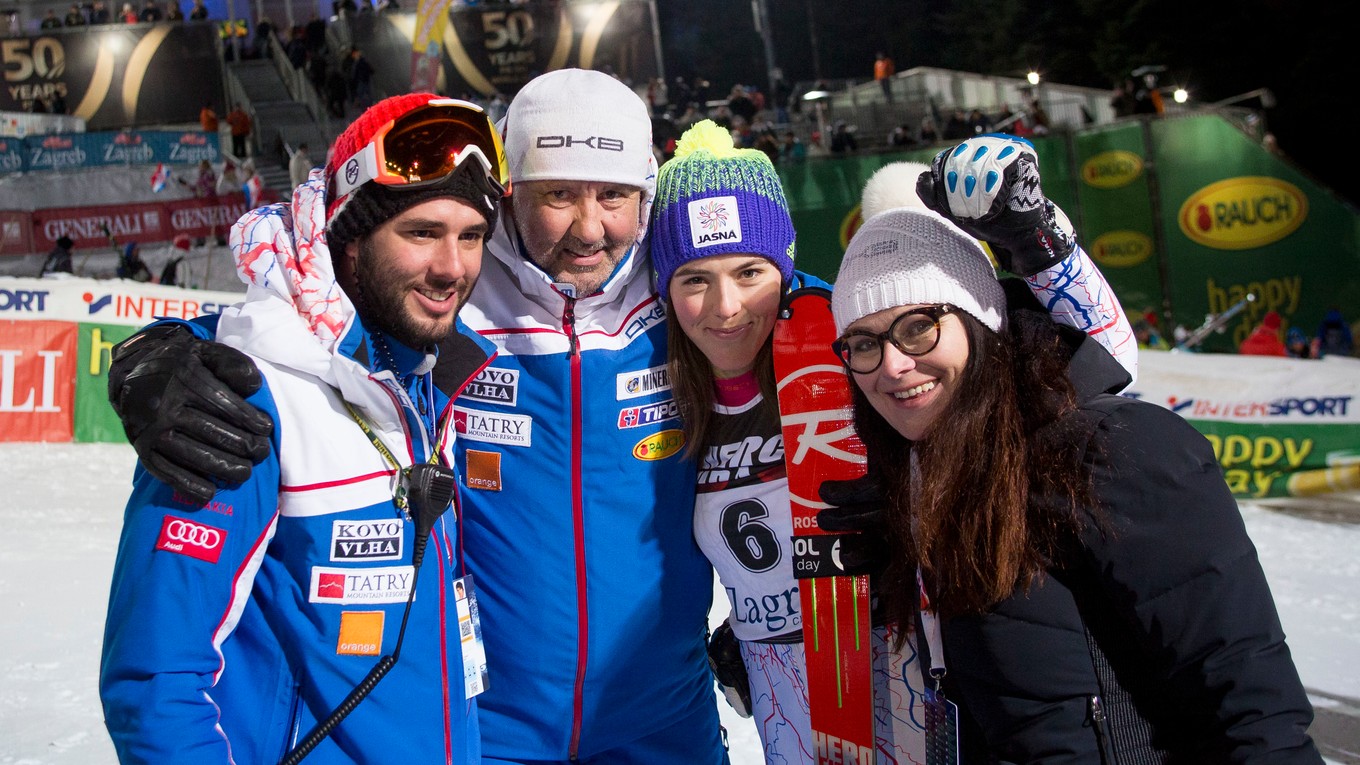 Petra Vlhová so svojou rodinou po slalome v Záhrebe.