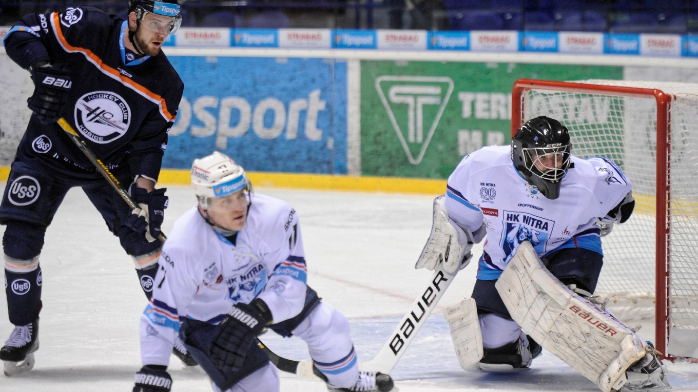 Zľava: Martin Dudáš z Košíc a Peter Ordzovenský a Juraj Halo z Nitry v zápase HC Košice - HK Nitra.