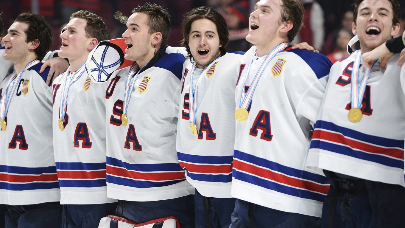 Mladíci USA spievajú národnú hymnu po finálovom víťazstve nad Kanadou.