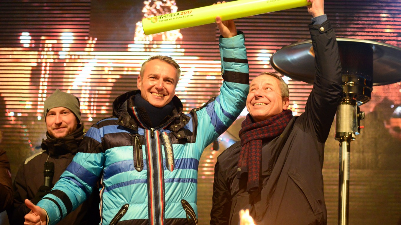 Primátor Košíc Richard Raši (vľavo) odovzdáva štafetový kolík pre Európske mesto športu primátorovi Banskej Bystrice Jánovi Noskovi.