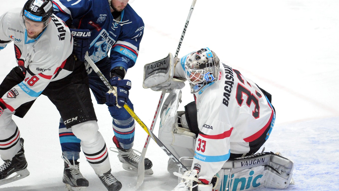  Pred brankárom Banskej Bystrice Jasonom Bacashihuom sa pokúša presadiť útočník Nitry Marek Tvrdoň (v strede), bráni ho Ivan Ďatelinka.