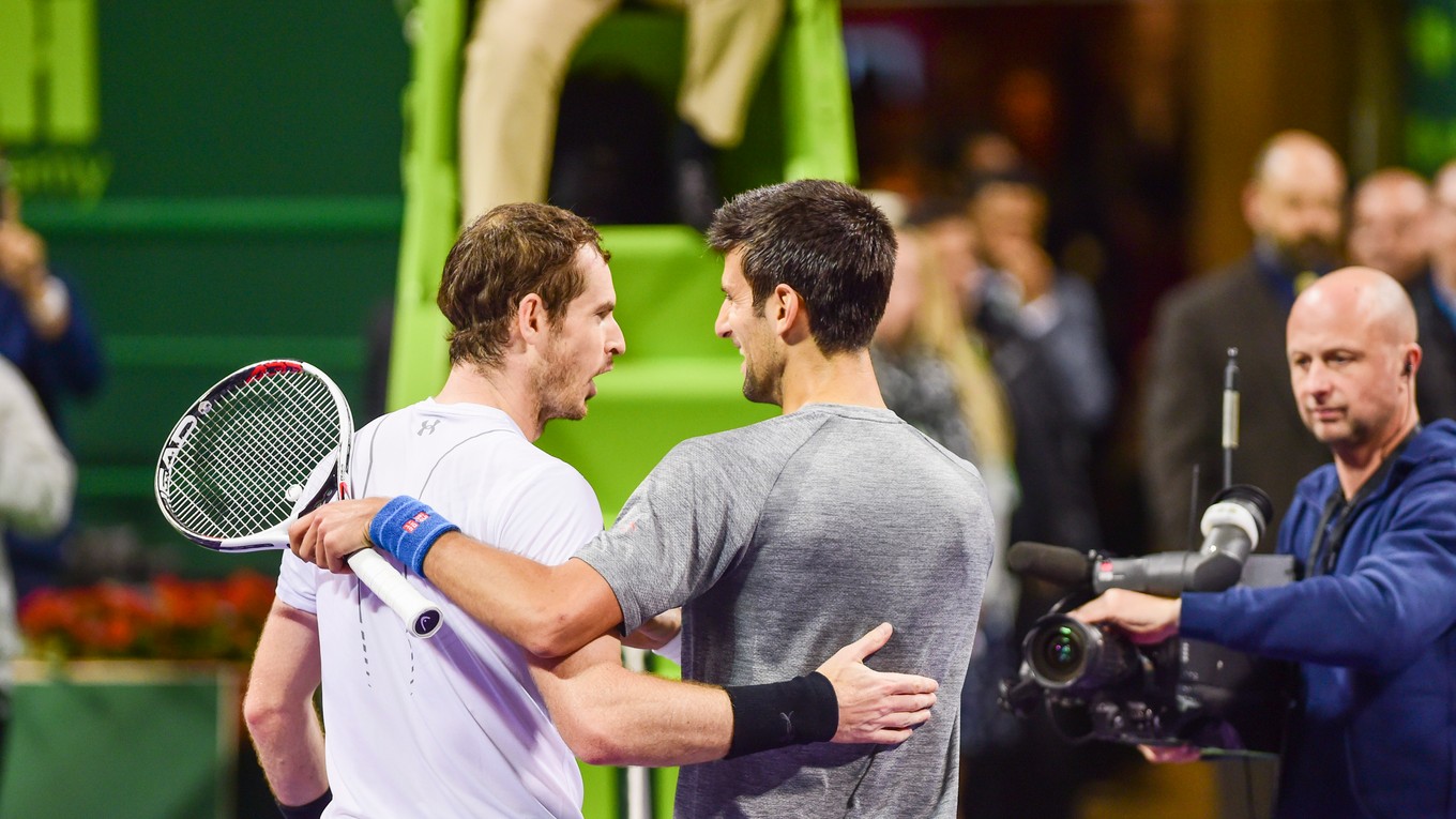 Andy Murray (vľavo) zostal na čele rebríčka, hoci vo finále turnaja v Dauhe nestačil na Novaka Djokoviča. Srb je naďalej na druhom mieste.