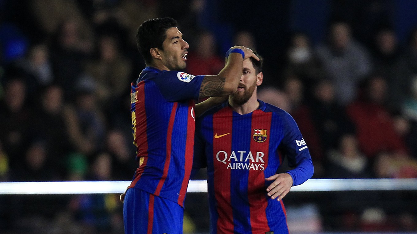 Lionel Messi (vpravo) oslavuje svoj gól s Luisom Suárezom.
