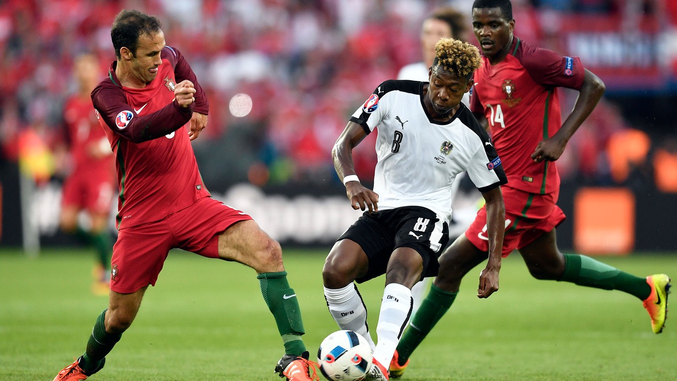 Ricardo Carvalho (vľavo) si zahral aj na posledných majstrovstvách Európy, kde sa s Portugalskom tešil zo zisku titulu.