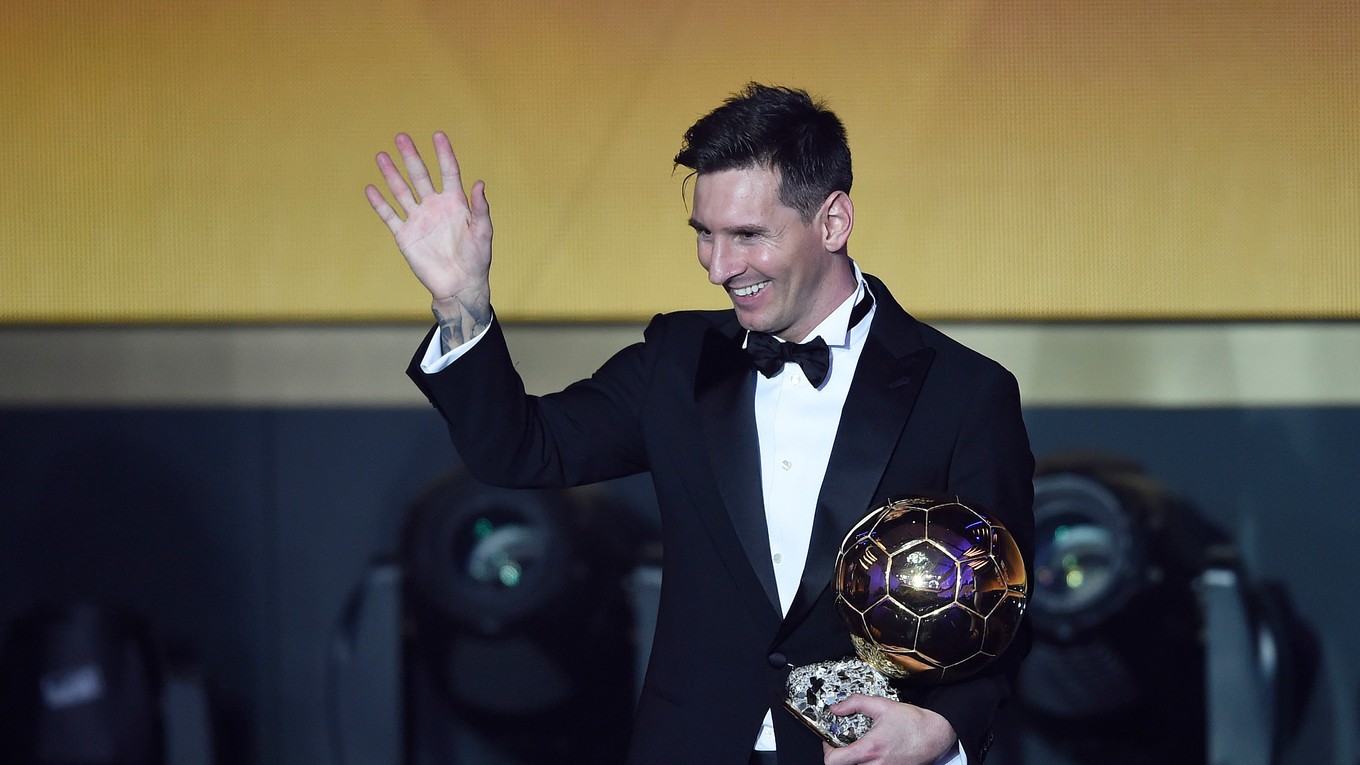 Lionel Messi pózuje so Zlatou loptou za rok 2015.