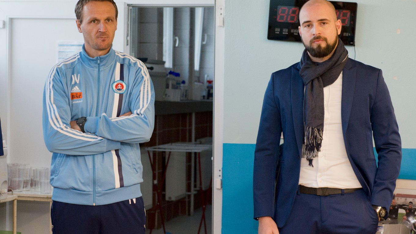 Na snímke vpravo šéf ŠK Slovan Bratislava Ivan Kmotrík ml. a vľavo tréner ŠK Slovan Ivan Vukomanocič.