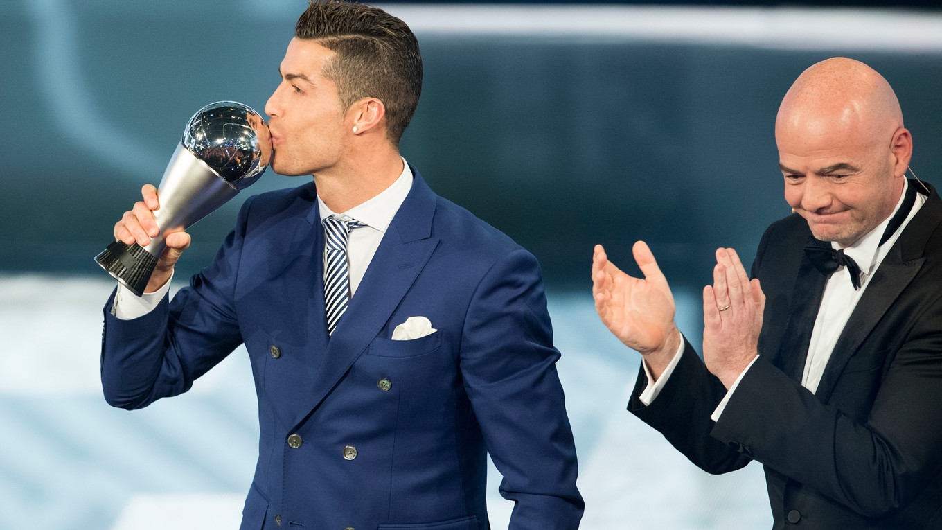 Prezident FIFA Gianni Infantino odovzdal cenu pre najlepšieho futbalistu Cristianovi Ronaldovi.