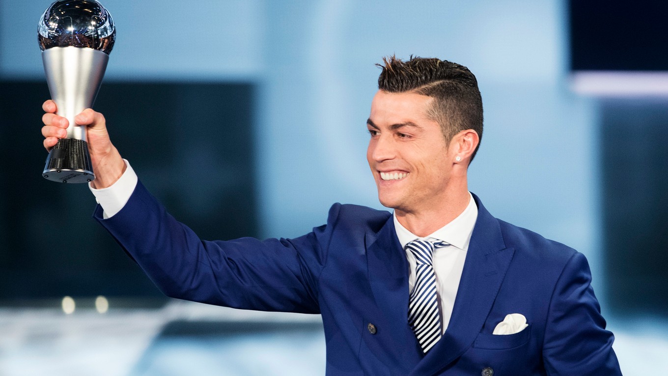 Cristiano Ronaldo je úradujúcim najlepším futbalistom na svete. 