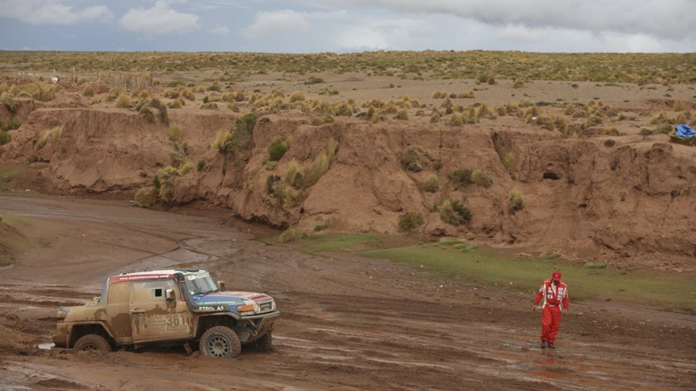 Pretekárov trápilo počasie aj v predchádzajúcich etapách na Rely Dakar.