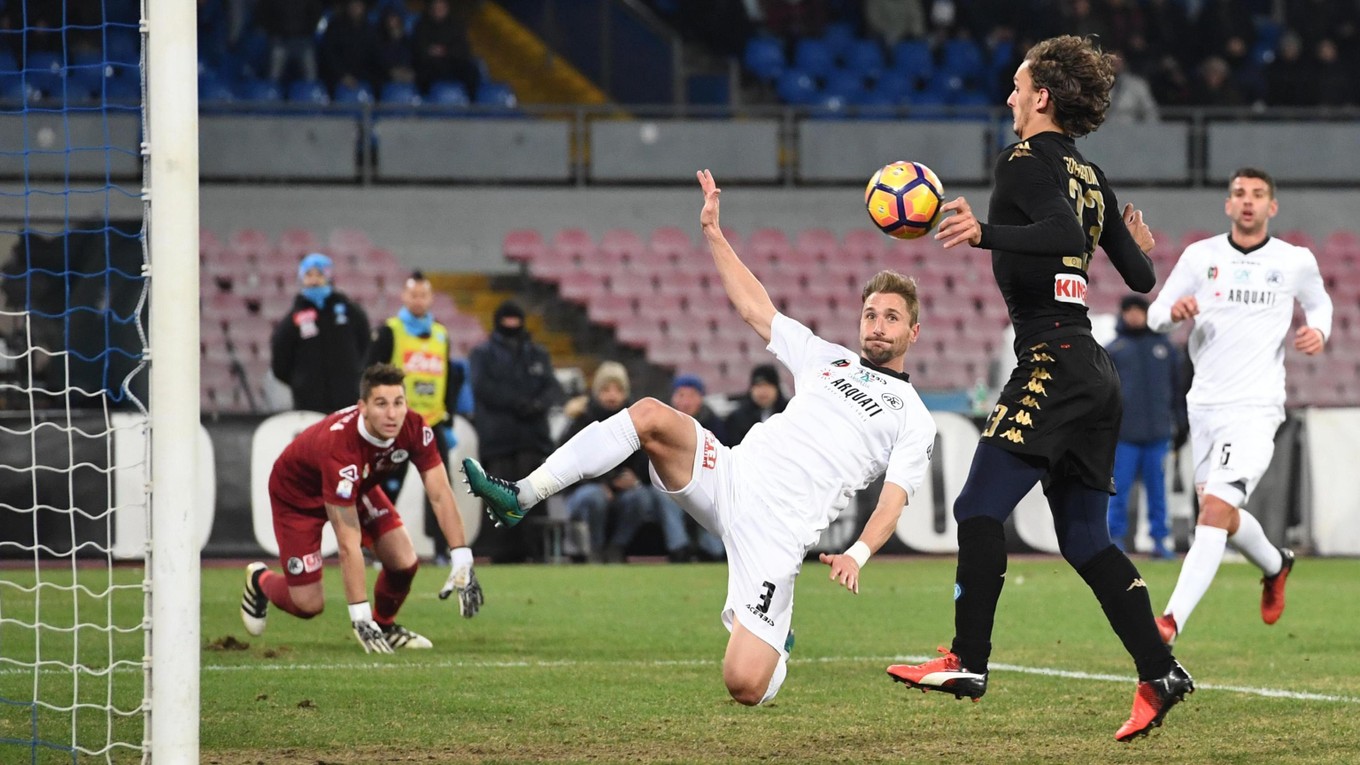Manolo Giabbadini (vpravo v čiernom) strieľa jeden z gólov Neapola.