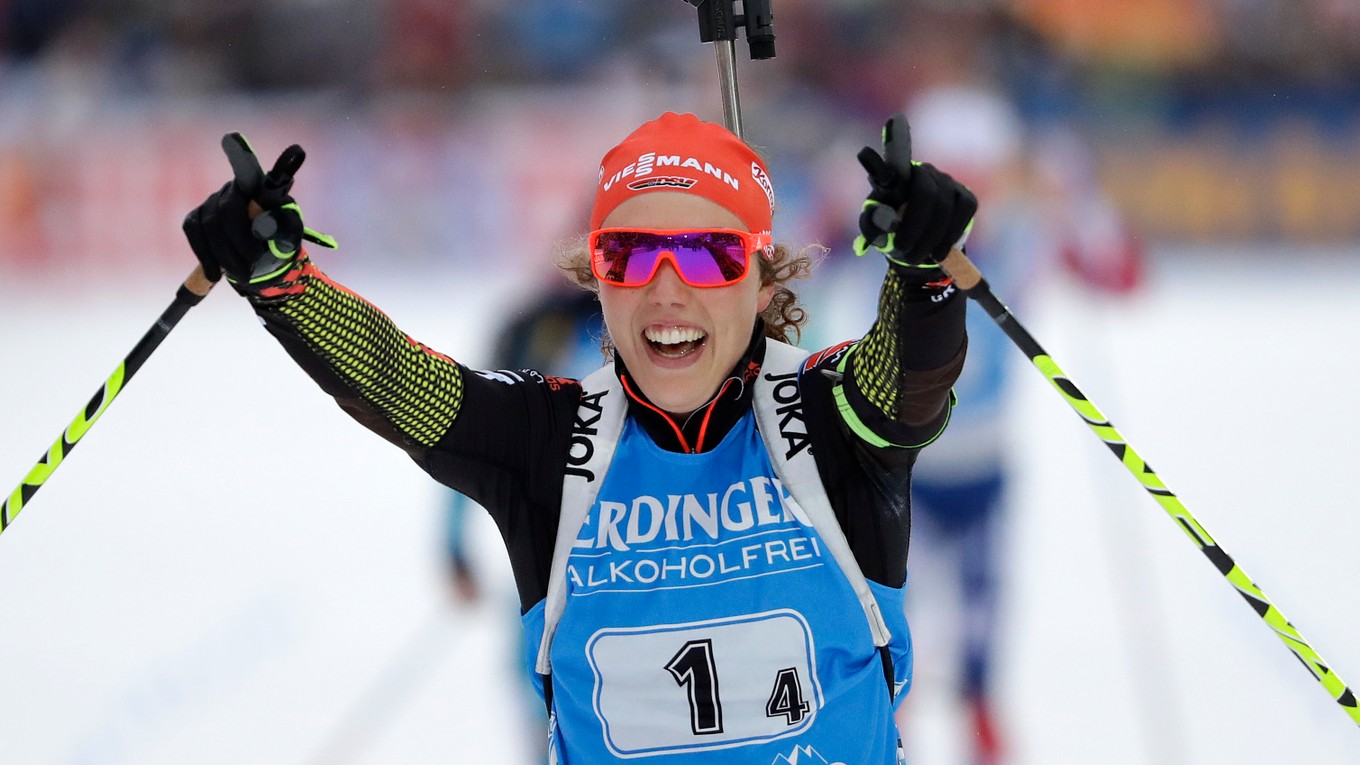 Nemecká biatlonistka Laura Dahlmeierová sa teší z víťazstva nemeckej štafety v Ruhpoldingu.