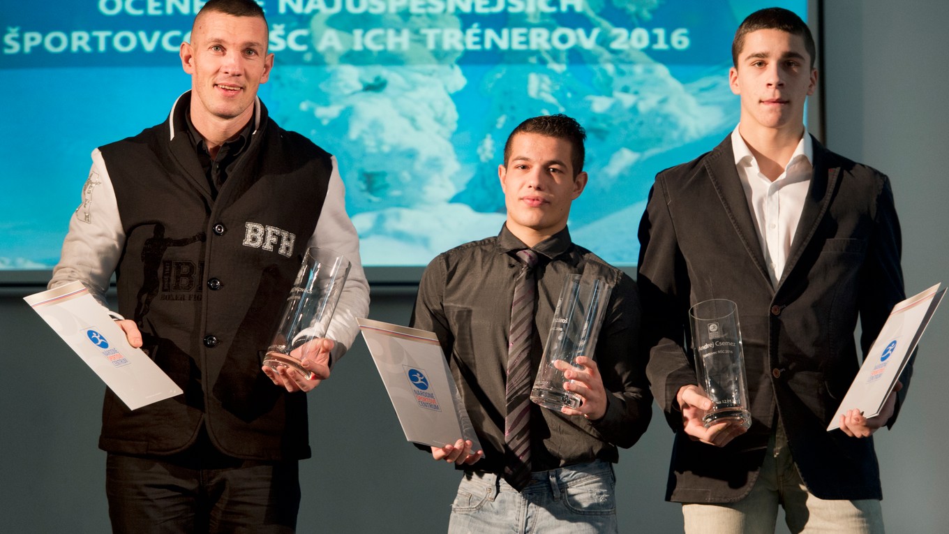 Na snímke slovenskí reprezentanti v boxe Andrej Csemez (vpravo), Filip Mészároš (uprostred) a tréner Tomi Kid Kovács (vľavo).