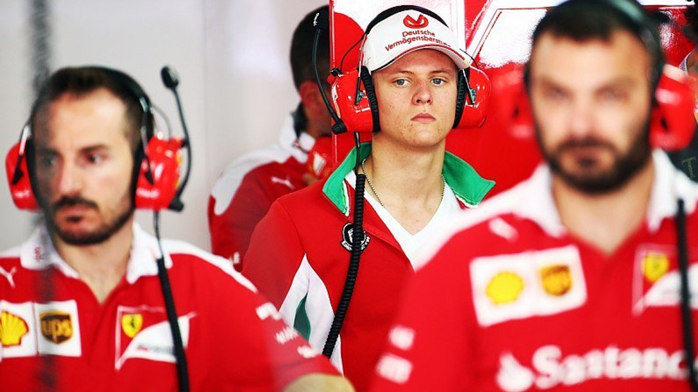 Mick Schumacher by mohol vo Ferrari napodobniť svojho otca.