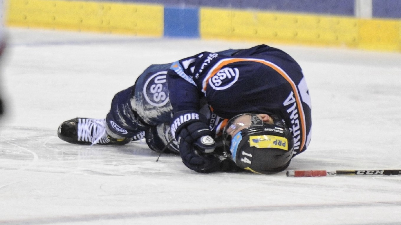Tomáš Hričina po zákroku Handzuša ostal na ľade.