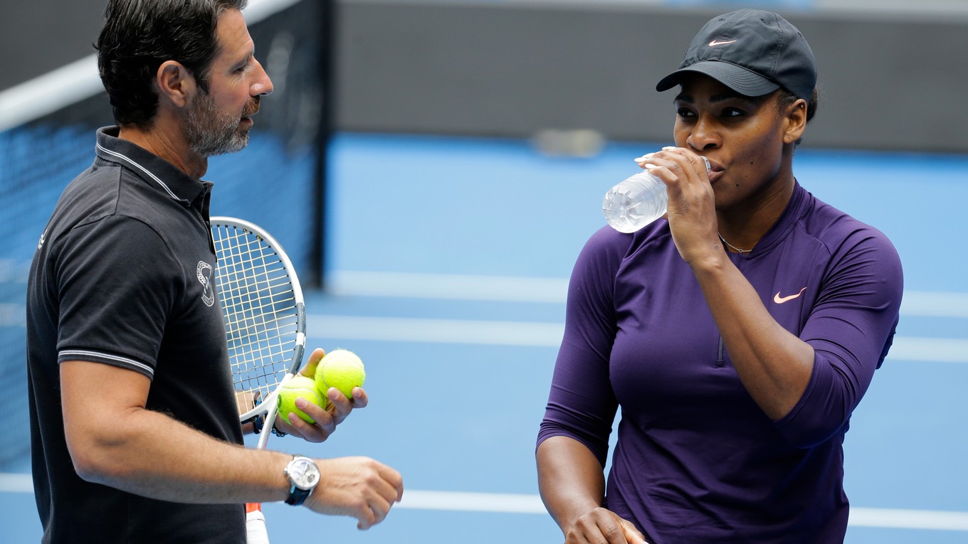 Serena Williamsová trénuje pred štartom Australian Open so svojím trénerom Patrickom Mouratogluom.