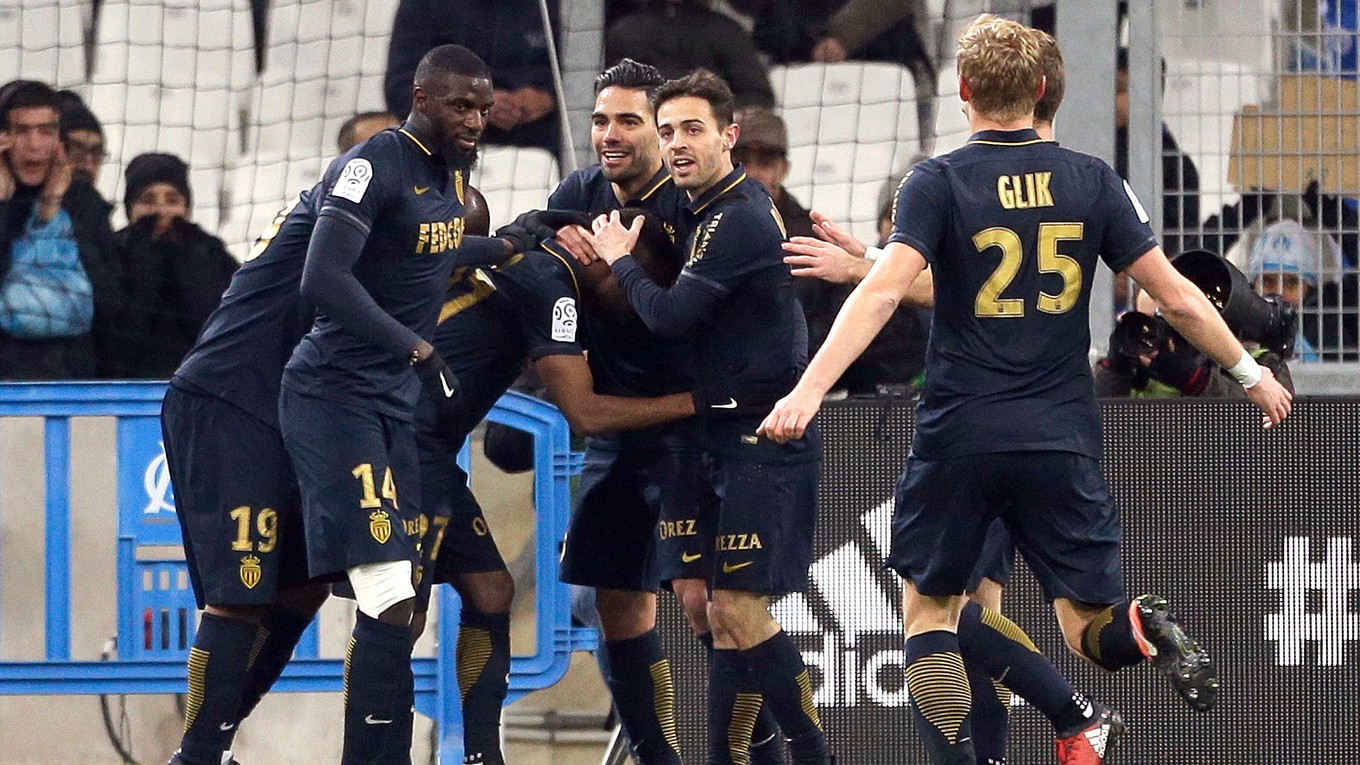 Hráči AS Monako sa radujú po jednom z gólov.