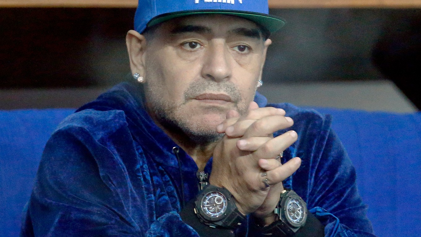 Bývalý argentínsky futbalista Diego Armando Maradona rokuje o návrate do talianskeho klubu SSC Neapol. Päťdesiaťšesťročný Argentínčan sa stretol počas víkendu s prezidentom klubu Aureliom de Laureentiisom.