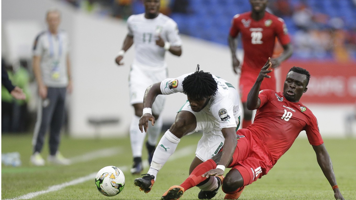 Hráč Toga Atakora Lalawewe (vpravo) posiela sklzom k zemi Francka Yannicka Kessieho z Pobrežia Slonoviny.