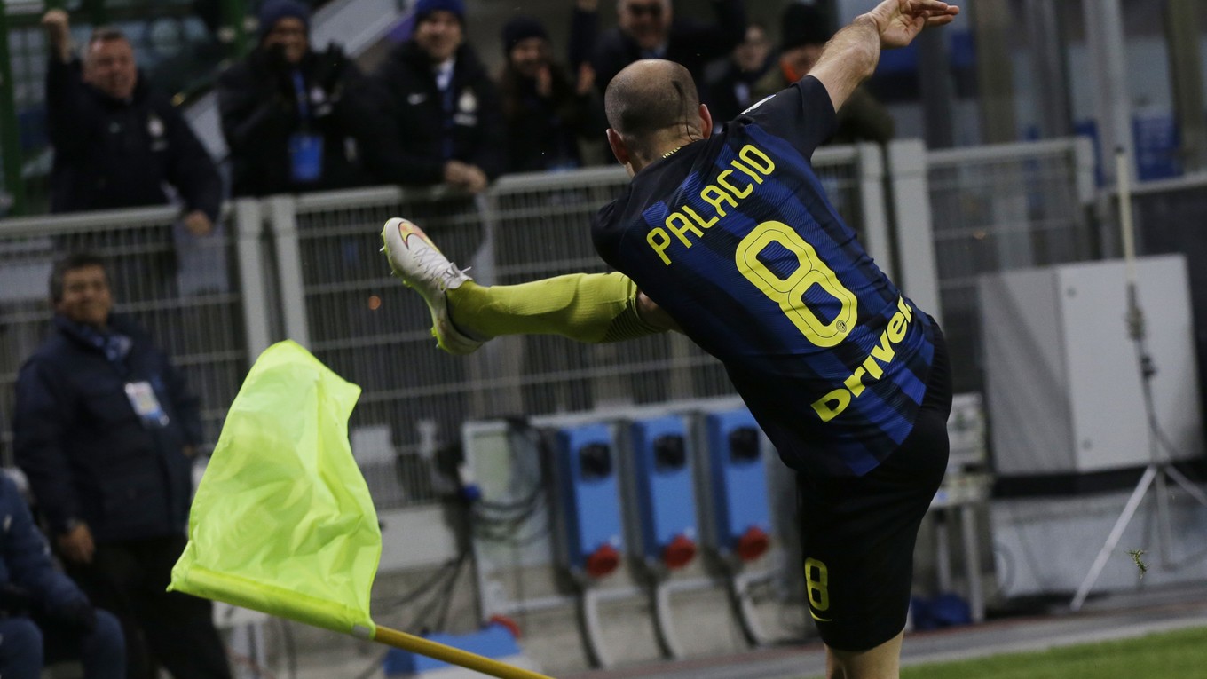 Rodrigo Palacio oslavuje svoj gól do siete Bologne.