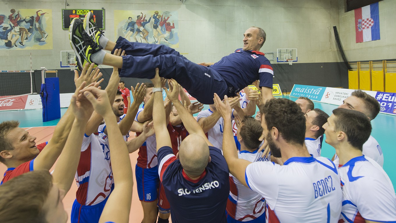 Takto slovenskí volejbalisti v septembri oslavovali postup na majstrovstvá Európy.