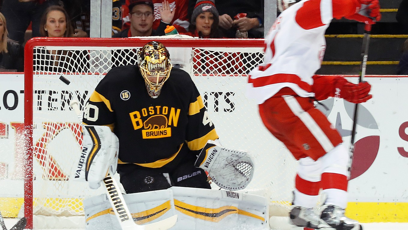 Tomáš Tatar skóruje do siete Bostonu.