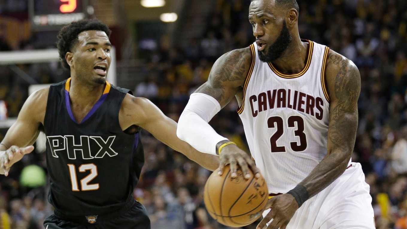 LeBron James (vpravo) opäť potvrdil svoje kvality. Na snímke ho bráni T. J. Warren z Phoenixu.