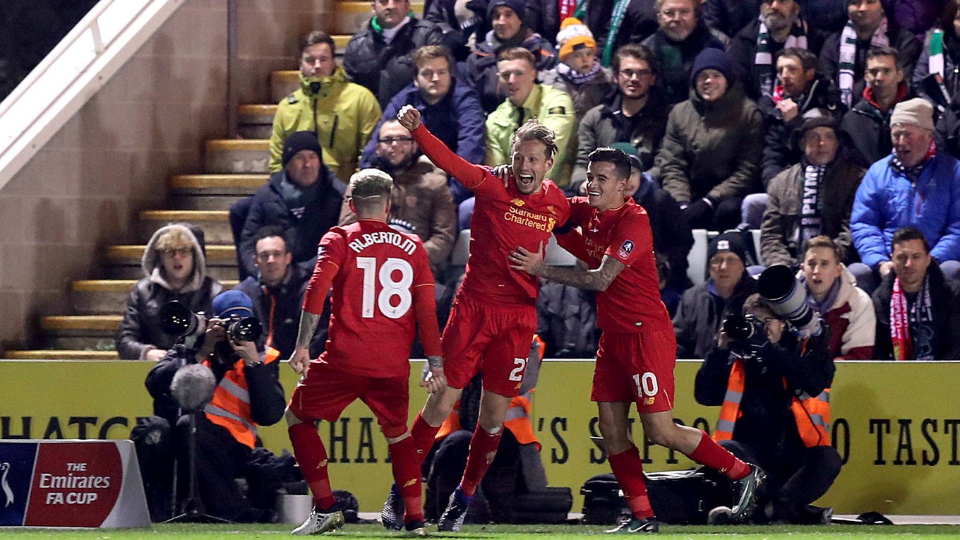 Lucas Leiva (v strede) oslavuje svoj gól do siete Plymouthu.