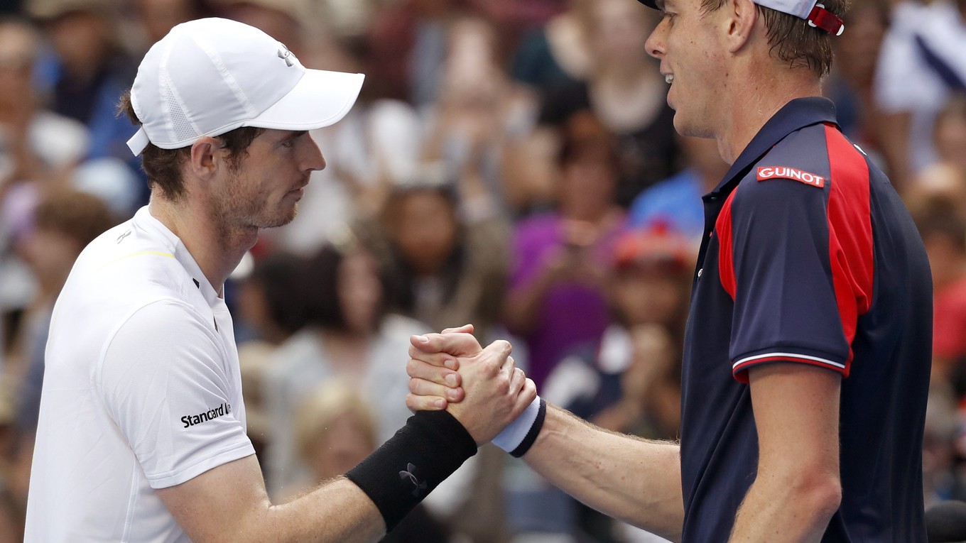 Andy Murray (vľavo) v treťom kole Australian Open vyradil Američana Sama Querreyho.