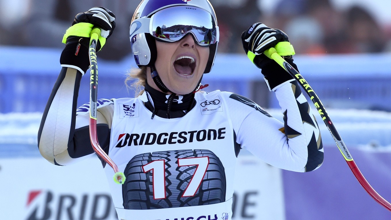 Americká zjazdárka Lindsey Vonnová oslavuje víťazstvo v cieli zjazdu SP v nemeckom Garmisch-Panterkirchene.