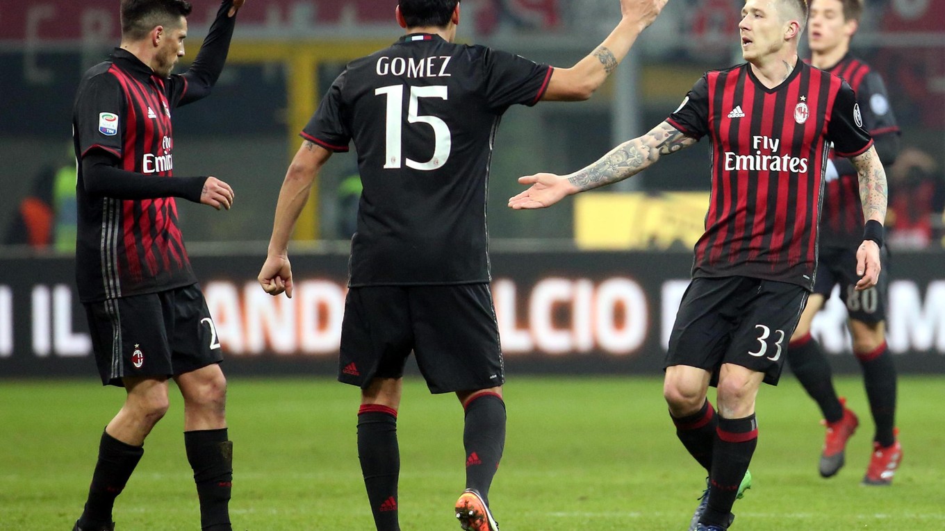 Futbalisti AC Miláno oslavujú gól Juraja Kucku (vpravo).