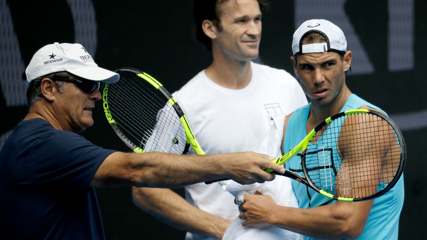 Rafael Nadal (vpravo) vždy trénoval len pod vedením svojho strýka Toniho. Na konci minulej sezóny pribral do tímu aj Carlosa Moyu.
