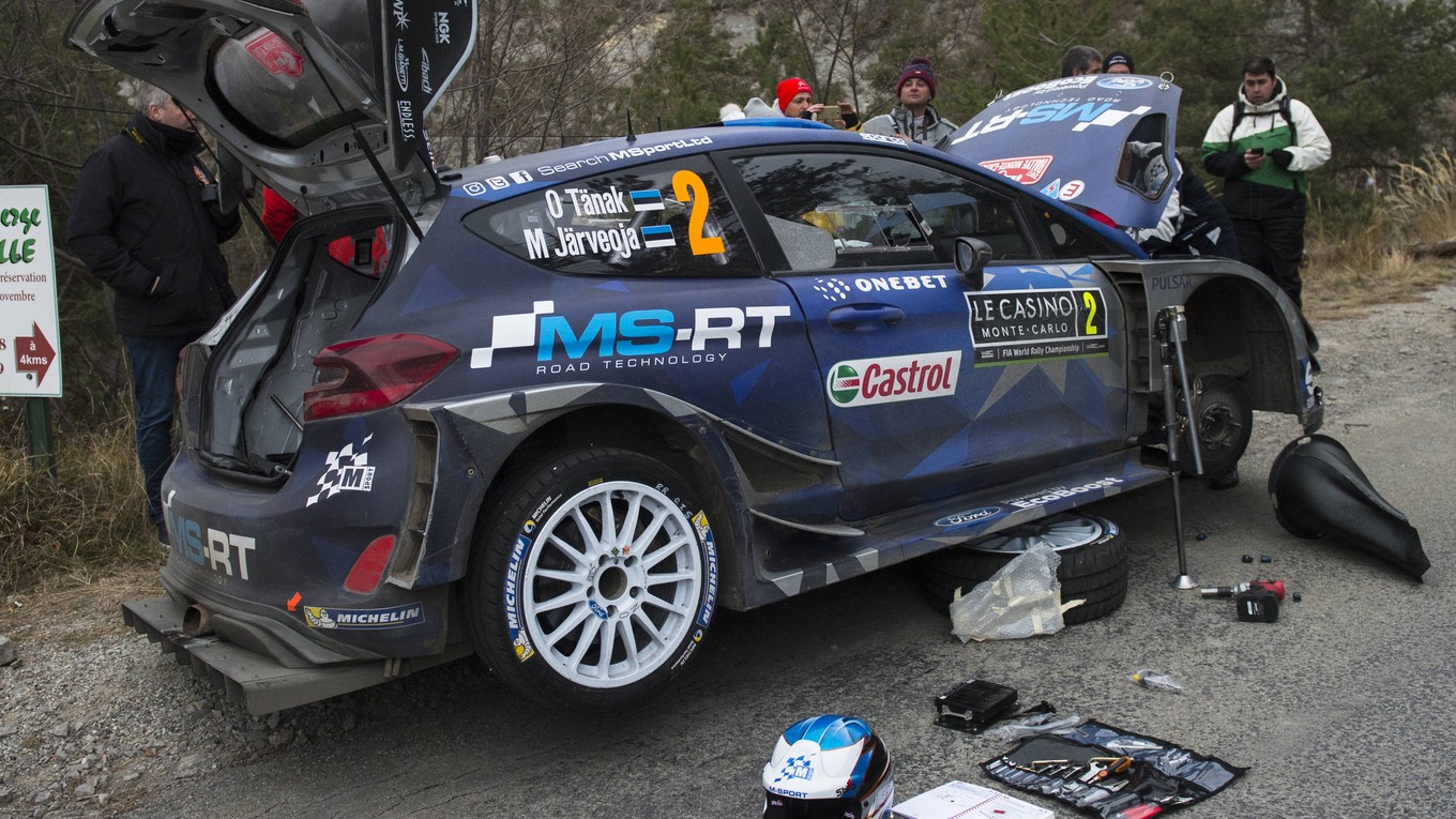 Ott Tanak opravuje svoje auto počas rely Monte Carlo.
