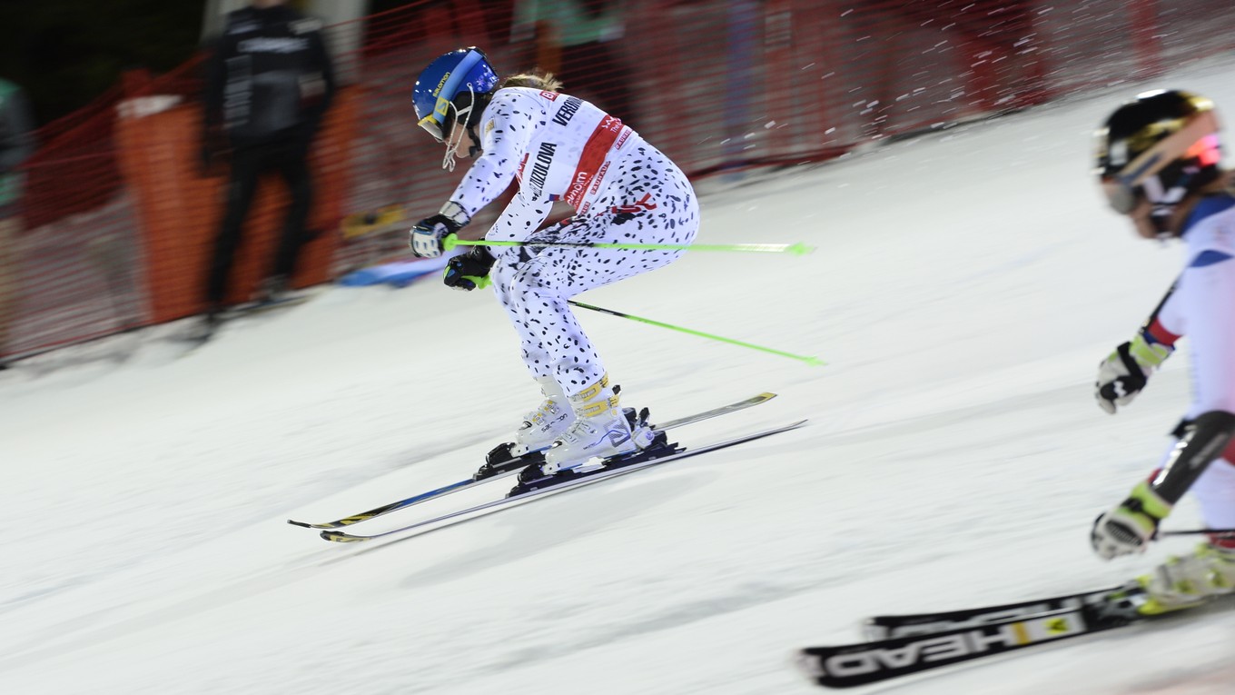 Slovenská lyžiarka Veronika Velez-Zuzulová (vľavo) v paralelnom slalome Svetového pohára v alpskom lyžovaní v Štokholme 23. februára 2016.