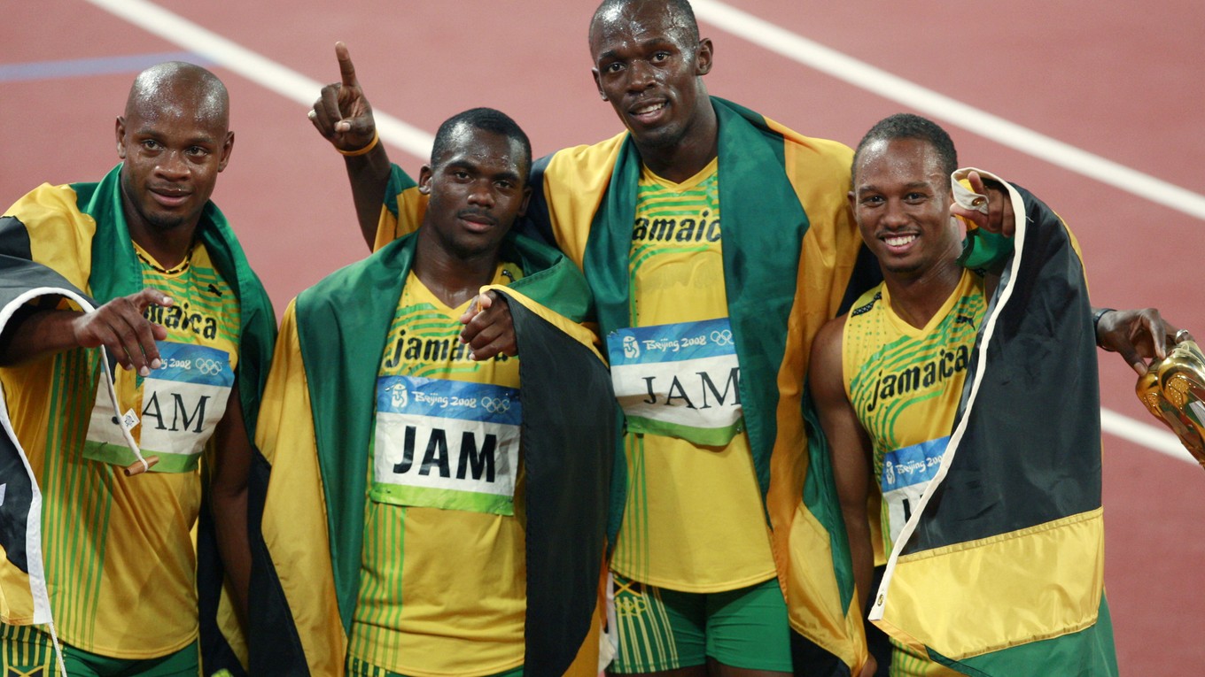 Zľava Asafa Powell, Nesta Carter, Usain Bolt a Michael Frater po tom, čo vyhrali finále OH v Pekingu.