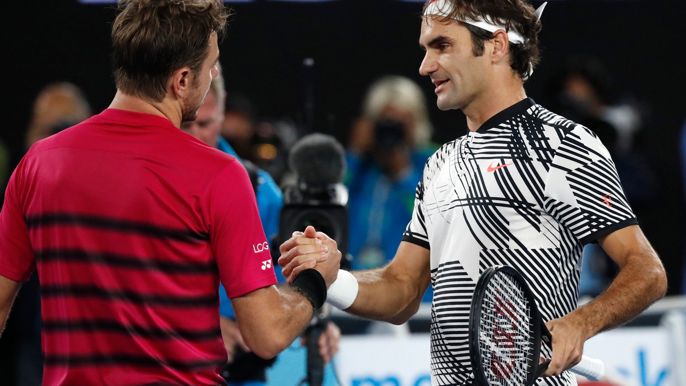 Švajčiarsky súboj vyznel lepšie pre staršieho Rogera Federera (vpravo).