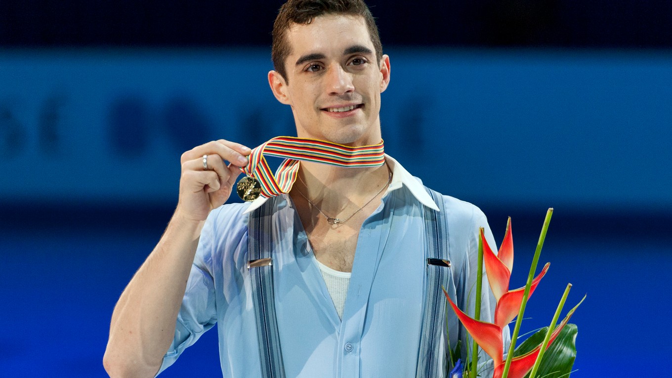 Javier Fernández pózuje so zlatou medailou po víťazstve na majstrovstvách Európy 2016 v Bratislave. Bol to už jeho štvrtý triumf z kontinentálneho šampionátu.
