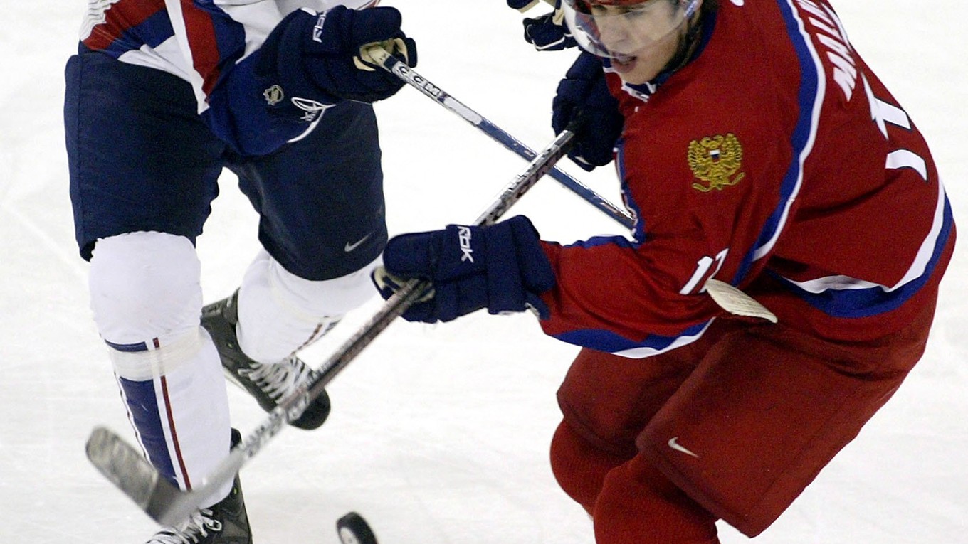 Stanislav Lašček (vľavo) si v roku 2005 zahral aj na MS hráčov do 20 rokov. Na fotografii v súboji s Jevgenijom Malkinom.