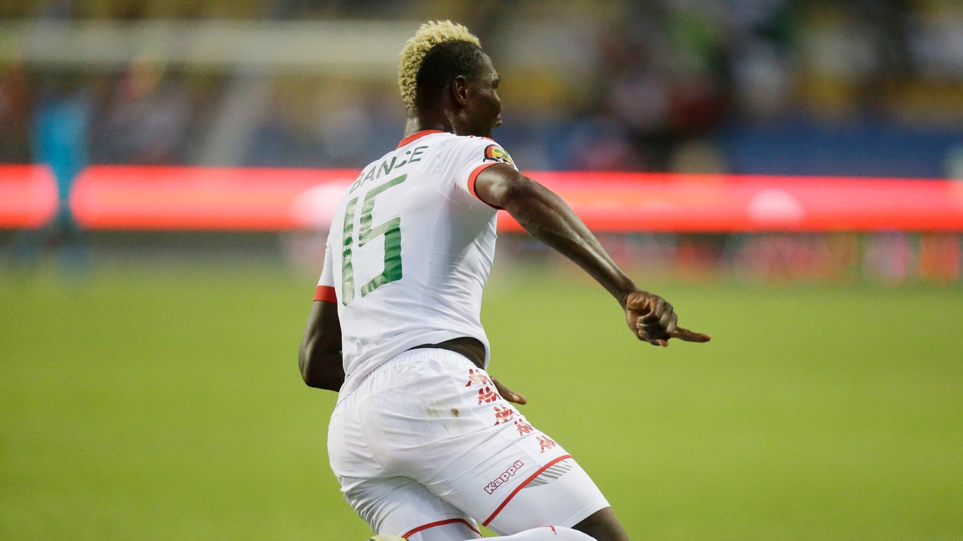 Aristide Bance z Burkiny Faso oslavuje svoj gól do siete Tuniska.