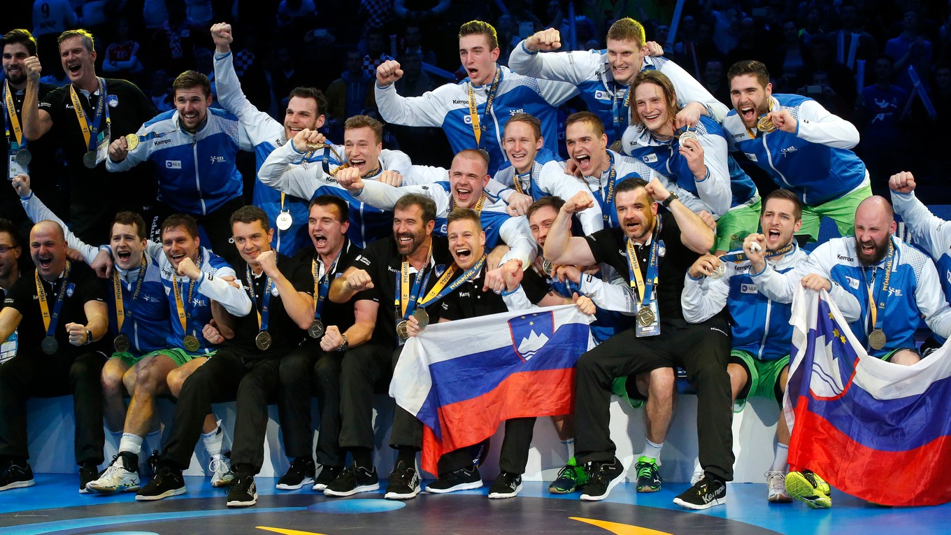 Hádzanári Slovinska oslavujú zisk bronzových medailí.