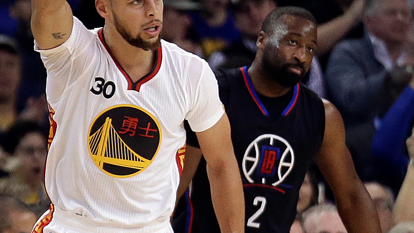 Basketbalisti Golden State Warriors deklasovali v zámorskej NBA Los Angeles Clippers 144:98. Stephen Curry si pripísal 43 bodov.