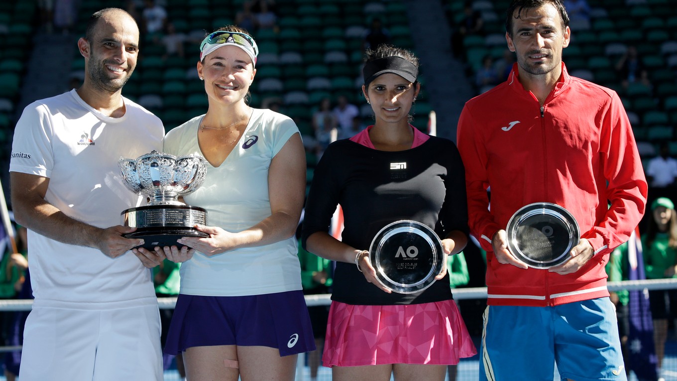 Americká tenistka Abigail Spearsová s Kolumbijčanom Juanom Sebatianom Cabalom (pár vľavo) sa stali víťazmi mixu na grandslamovom turnaji Australian Open v Melbourne.