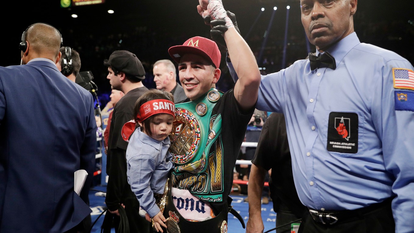 Mexický boxer Leo Santa Cruz zdolal Brita Carla Framptona na body a získal späť titul majstra sveta v perovej váhe organizácie WBA.