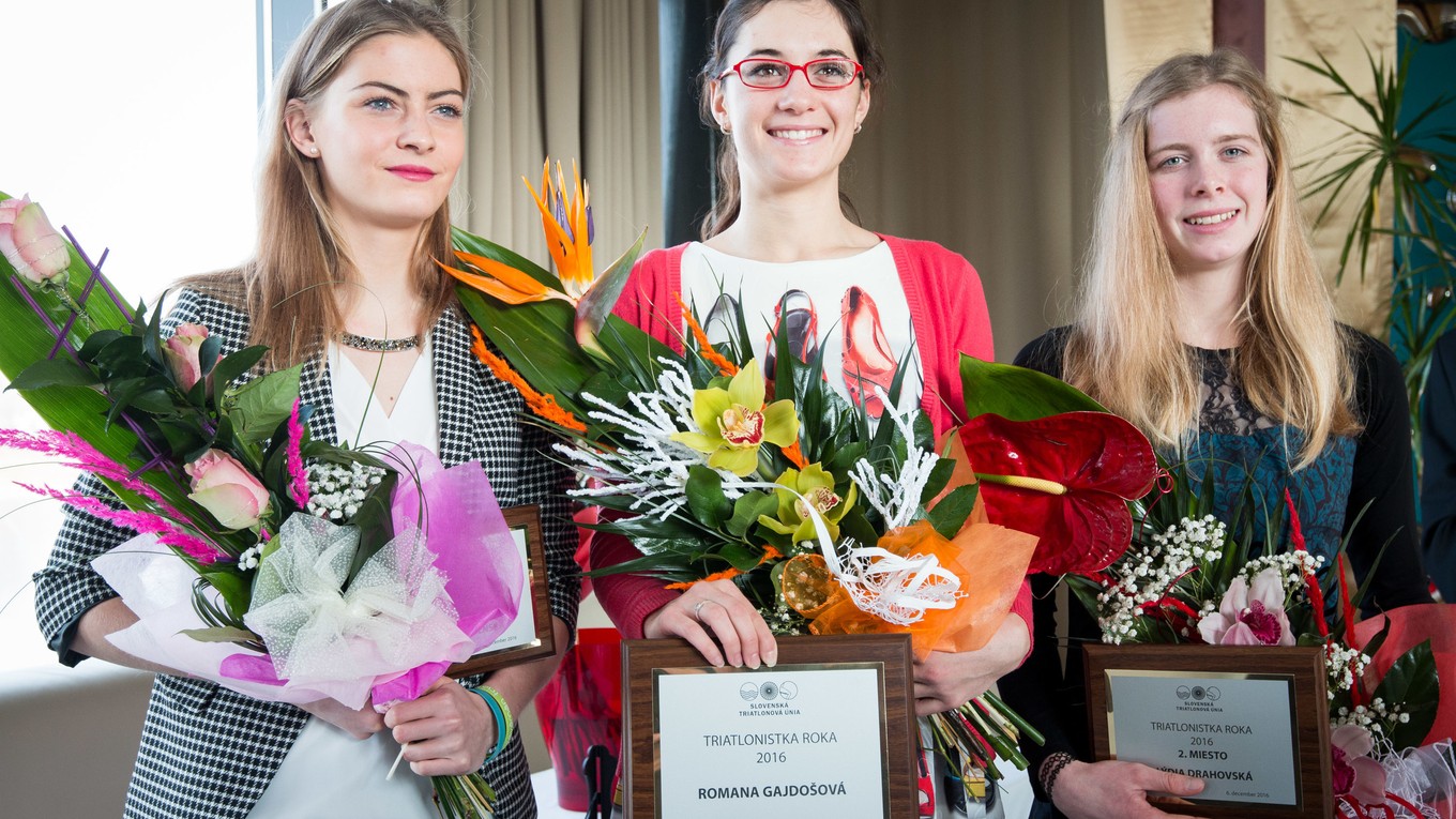 Ocenené triatlonistky, zľava: Kristína Jesenská na 3. mieste, víťazka ankety Romana Gajdošová a Lýdia Drahovská na 2. mieste počas vyhlasovania výsledkov 24. ročníka ankety Slovenskej triatlonovej únie (STÚ) Triatlonista roka 2016.