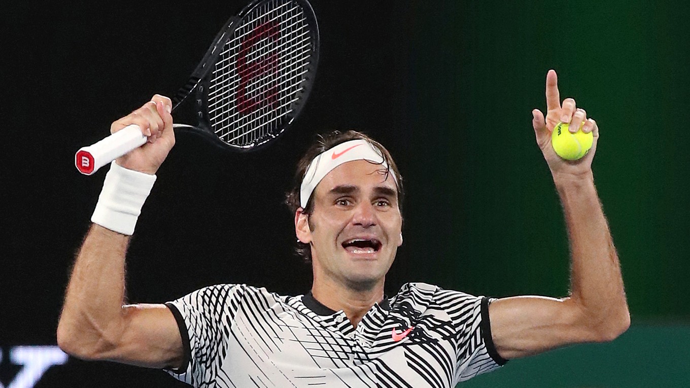 Švajčiarsky tenista Roger Federer sa teší po výhre nad Španielom Rafaelom Nadalom vo finále mužskej dvojhry na grandslamovom turnaji Australian Open v Melbourne.