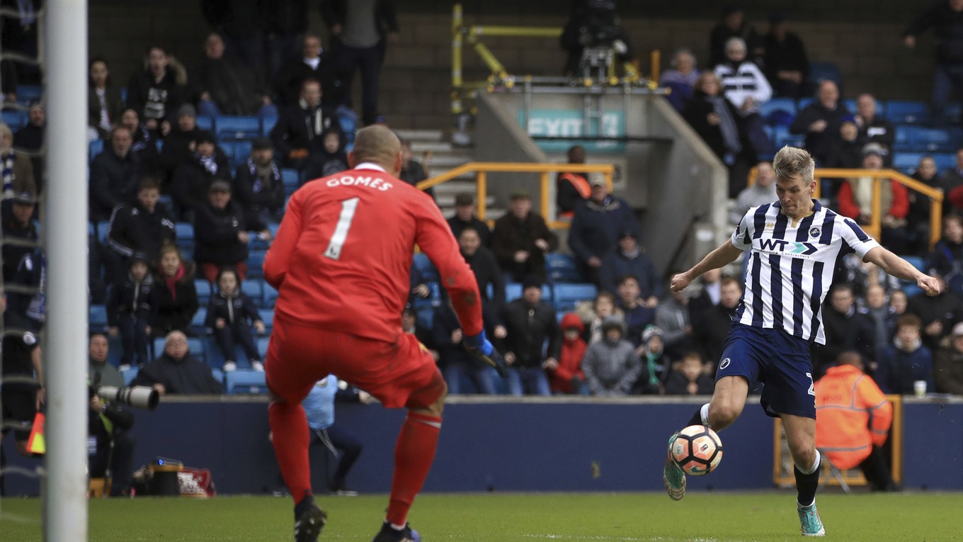 Steve Morison (vpravo) z Milwallu skóruje do siete Watfordu.